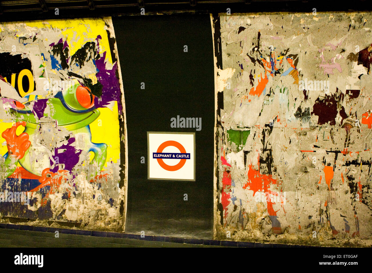 Zerrissene Poster, Elefant und Schloss, U-Bahn-Station, London, Southwark, England, Großbritannien, Vereinigtes Königreich Stockfoto