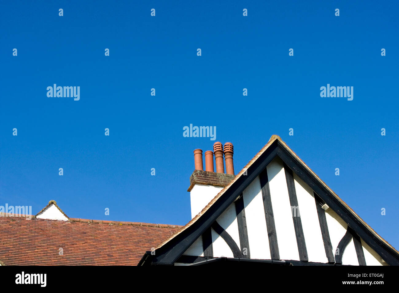 TUDOR Häuser , Dach mit Kamin , London , England , Großbritannien , Vereinigtes Königreich Stockfoto