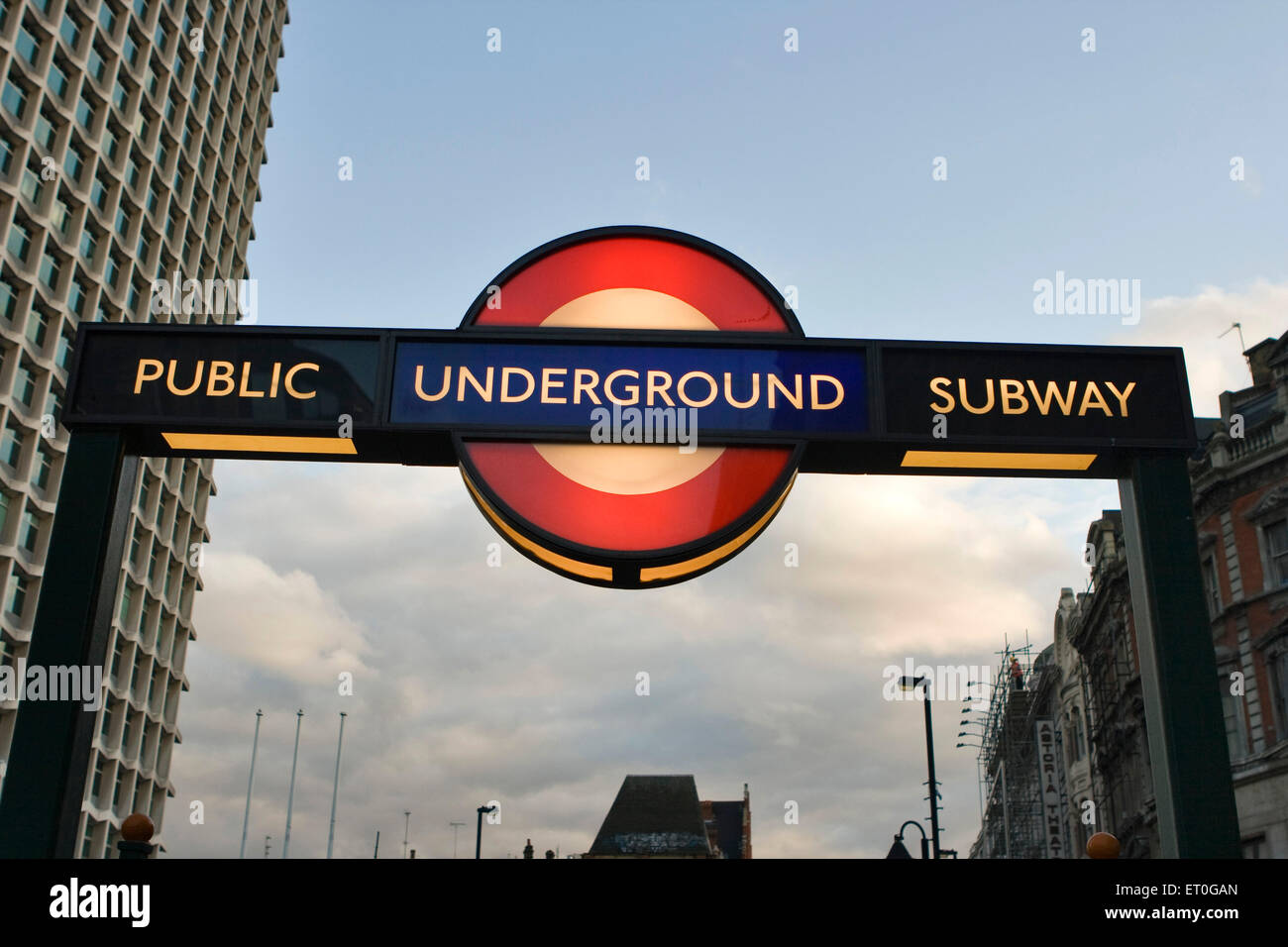 Öffentliche u-Bahn beleuchtete Schild; London; UK-Vereinigtes Königreich-England Stockfoto