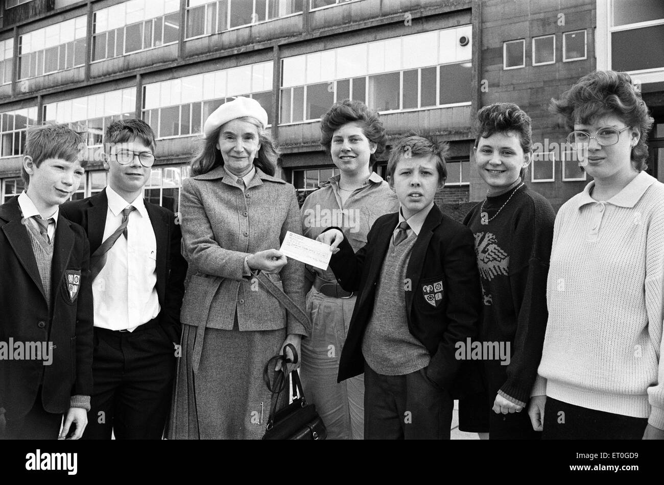 Colne Valley High School Schüler Hand über einen Scheck im Wert von £118,75, Frau Helen Saunders von der RNIB, erhoben sie das Geld durch den Verkauf von RNIB Kalender an Freunde und Verwandte. 13. Januar 1988. Stockfoto