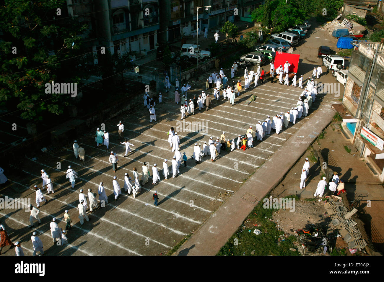 Muslime in Warteschlange wünscht ihre Imam nach bietet ihre Namaaz in Mumbra; kleinen Gemeinde am Stadtrand von Bombay Stockfoto