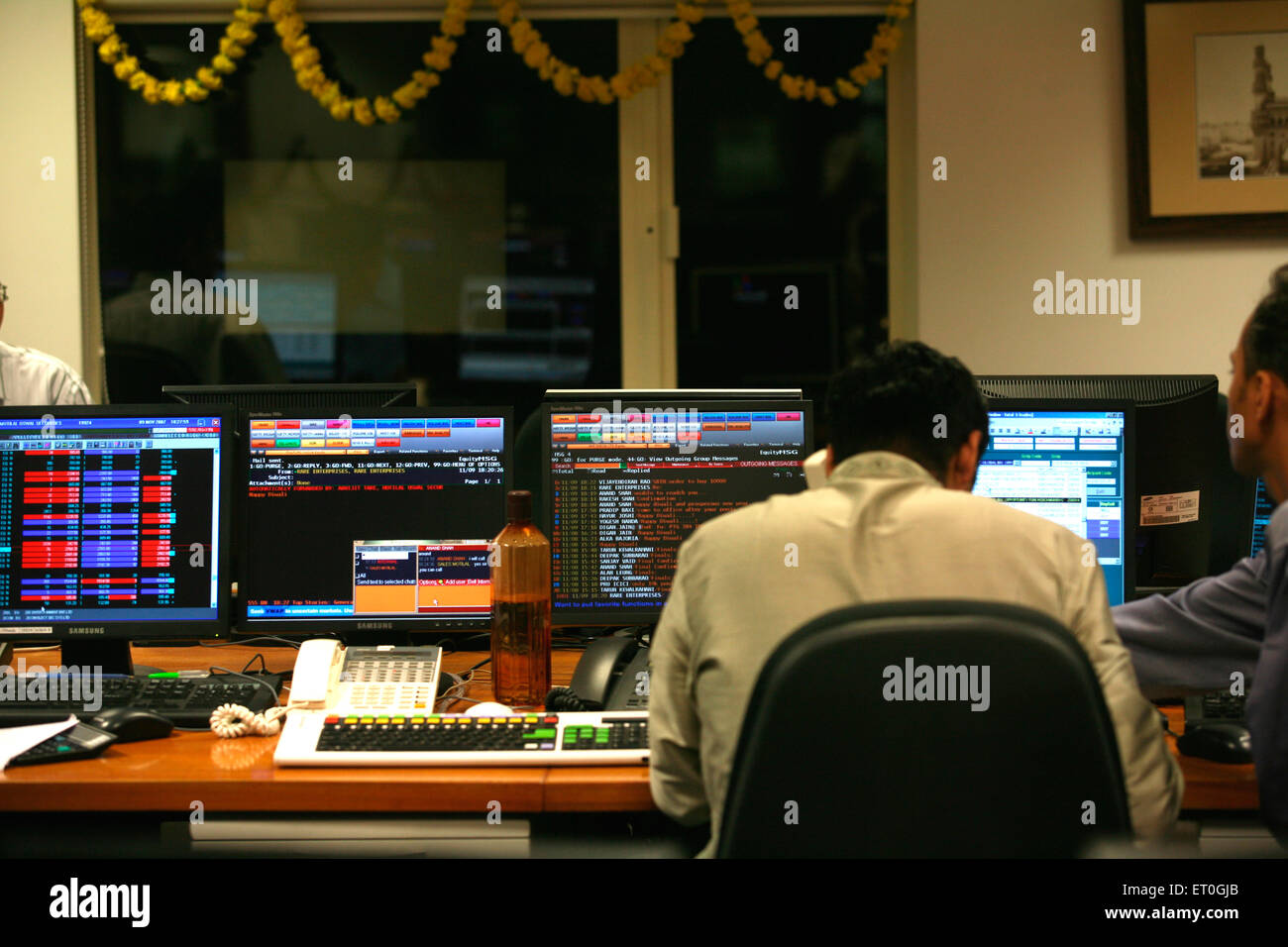 Börsenmakler tun muhurat Handel Kennzeichnung Anfang des neuen Geschäftsjahres nach Lakshmi Puja in Makler Büro Bombay Mumbai Indien durchgeführt. Stockfoto
