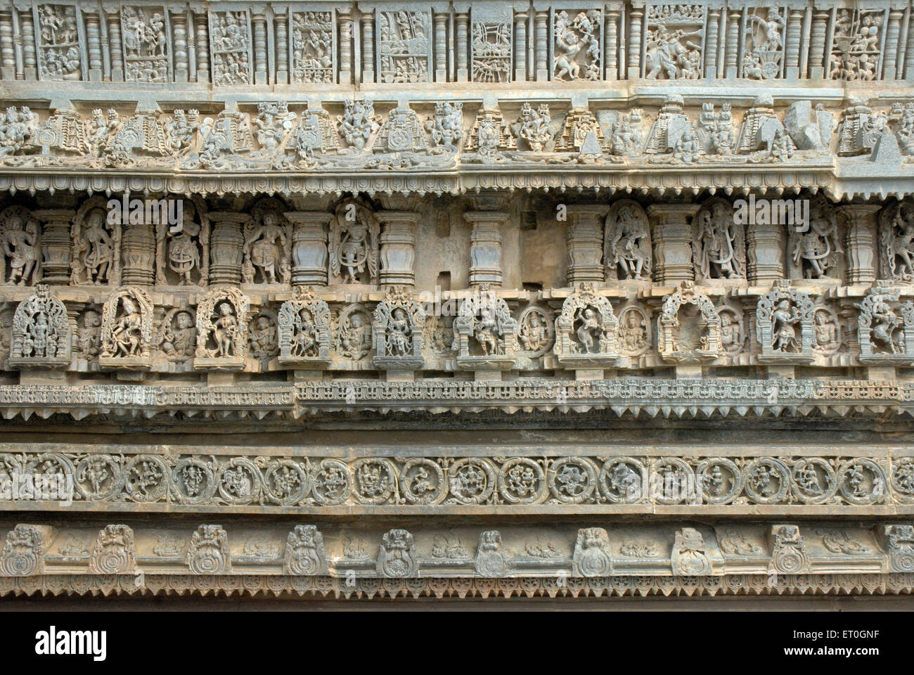 Sechs Reihen von verschiedenen geschnitzten Figuren an die Wand des Channakesava Vishnu Tempel; Belur; Distrikt Hassan; Karnataka; Indien Stockfoto