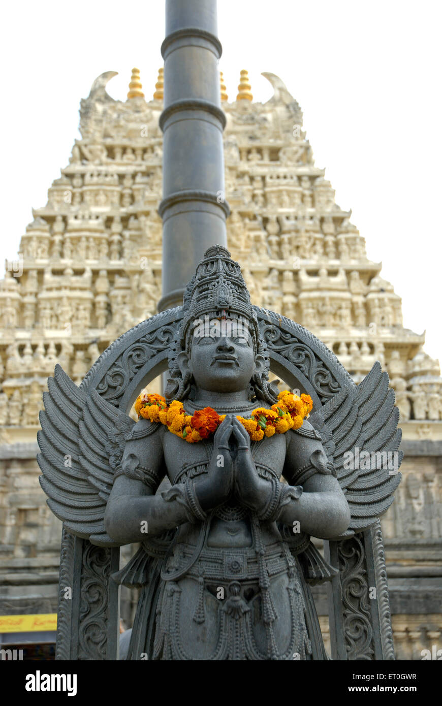 Statue von Garuda Fahrzeug von Lord Vishnu Channakesava Vishnu Tempel; Belur; Distrikt Hassan; Karnataka; Indien Stockfoto