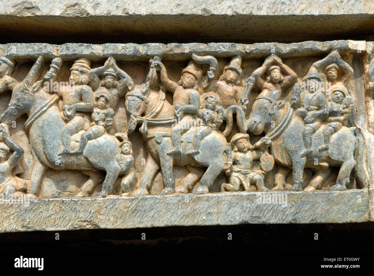 Wand tragen männliche und weibliche Figuren, die Tiere im Dorasamudra Reiten; Distrikt Hassan; Karnataka; Indien Stockfoto