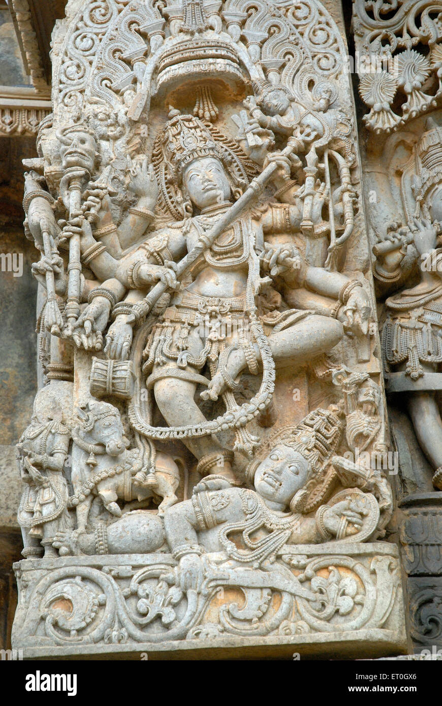 Abbildung der Gottheit mehrere Hände mit verschiedenen Waffen bei Shiva-Tempel; Dorasamudra; Distrikt Hassan; Karnataka; Indien Stockfoto