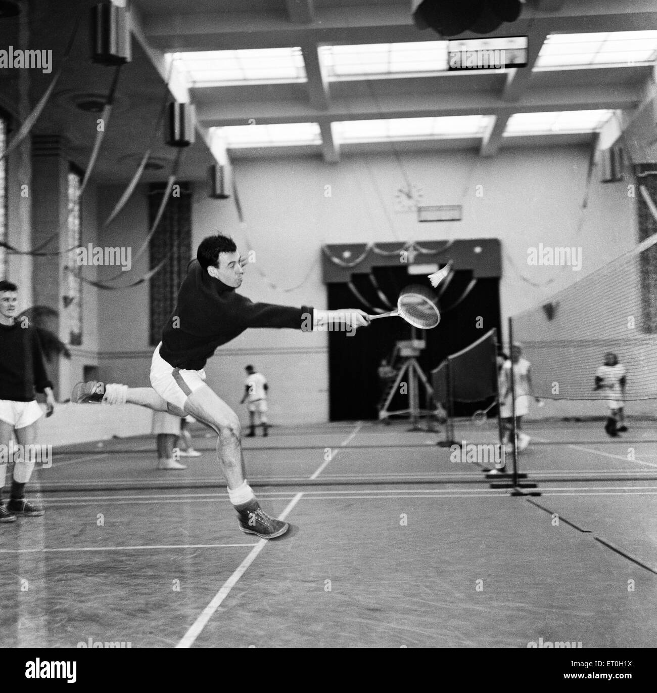 Gordon Banks bei Leicester City Football club Teamtraining.  Ein dauerhafter Status in der First Division erlaubt Manager Matt Gillies, verbessern Sie die Club-Infrastruktur – und seine Ideen gehörte auch die Trainingsmethoden variieren. Für eine Weile das bedeutete Trainer Ausflüge zu nahe gelegenen Hallensport Halle, Badminton spielen, so brechen Sie die Routine während er weiterhin Schärfe. 8. März 1960. Stockfoto