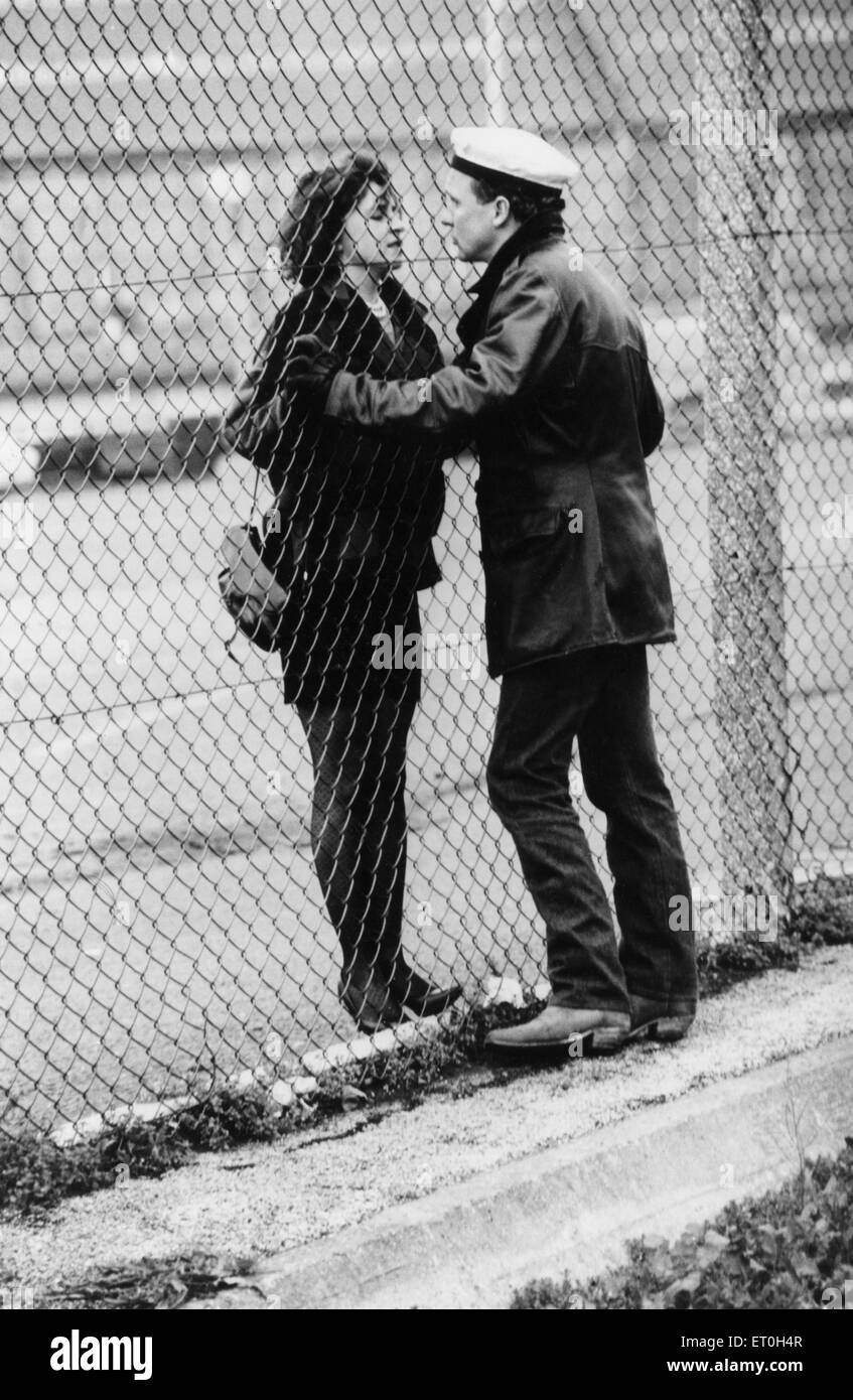 Peter Firth und Alexandra Pigg gesehen hier filmt eine Szene für den Film schreiben an Breschnew vor Ort in Liverpool 1. Oktober 1985 Stockfoto