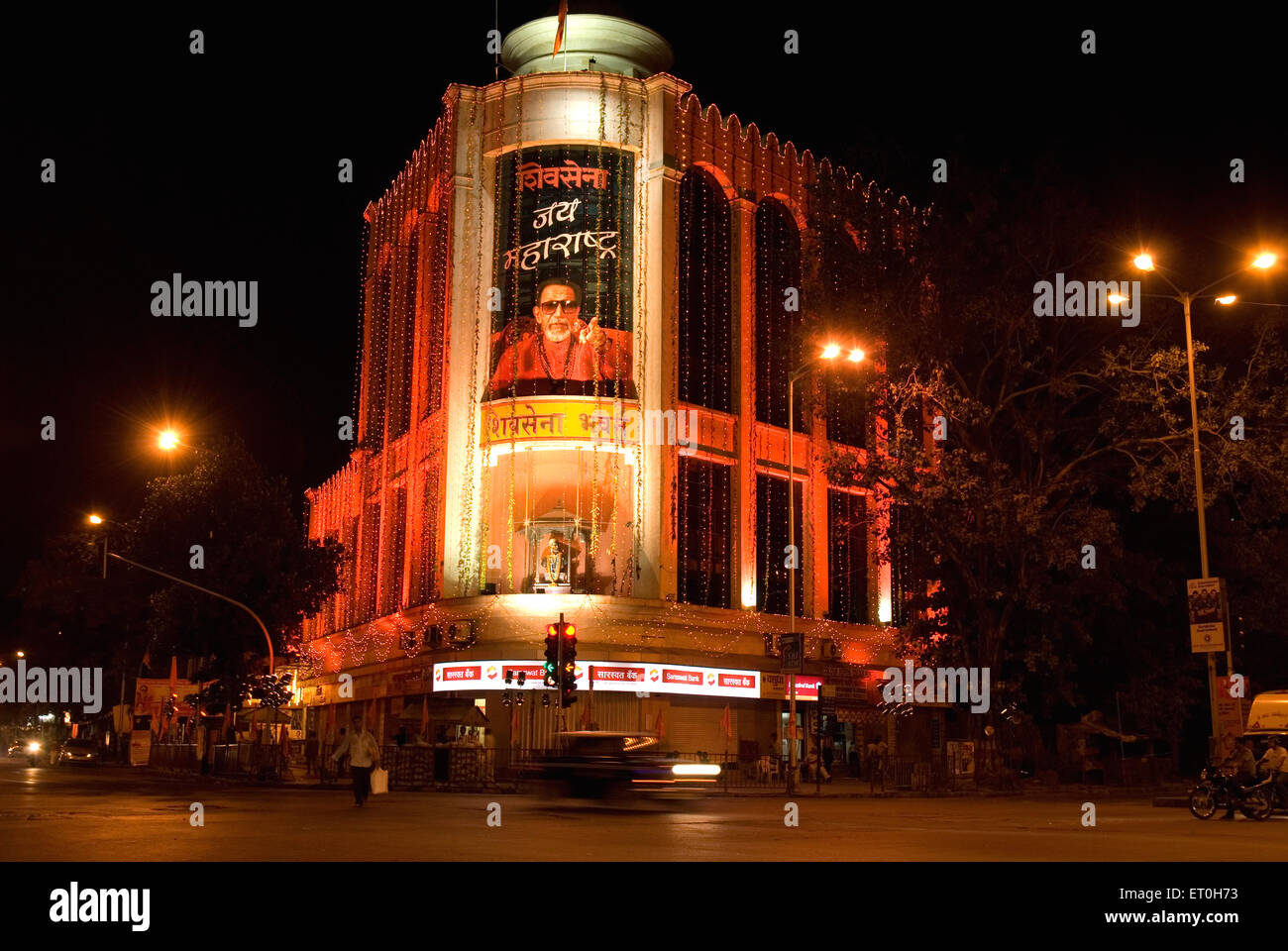 Beleuchtete Shiv Sena Bhavan am Maharashtra Tag; Dadar; Bombay, Mumbai; Maharashtra; Indien, asien Stockfoto