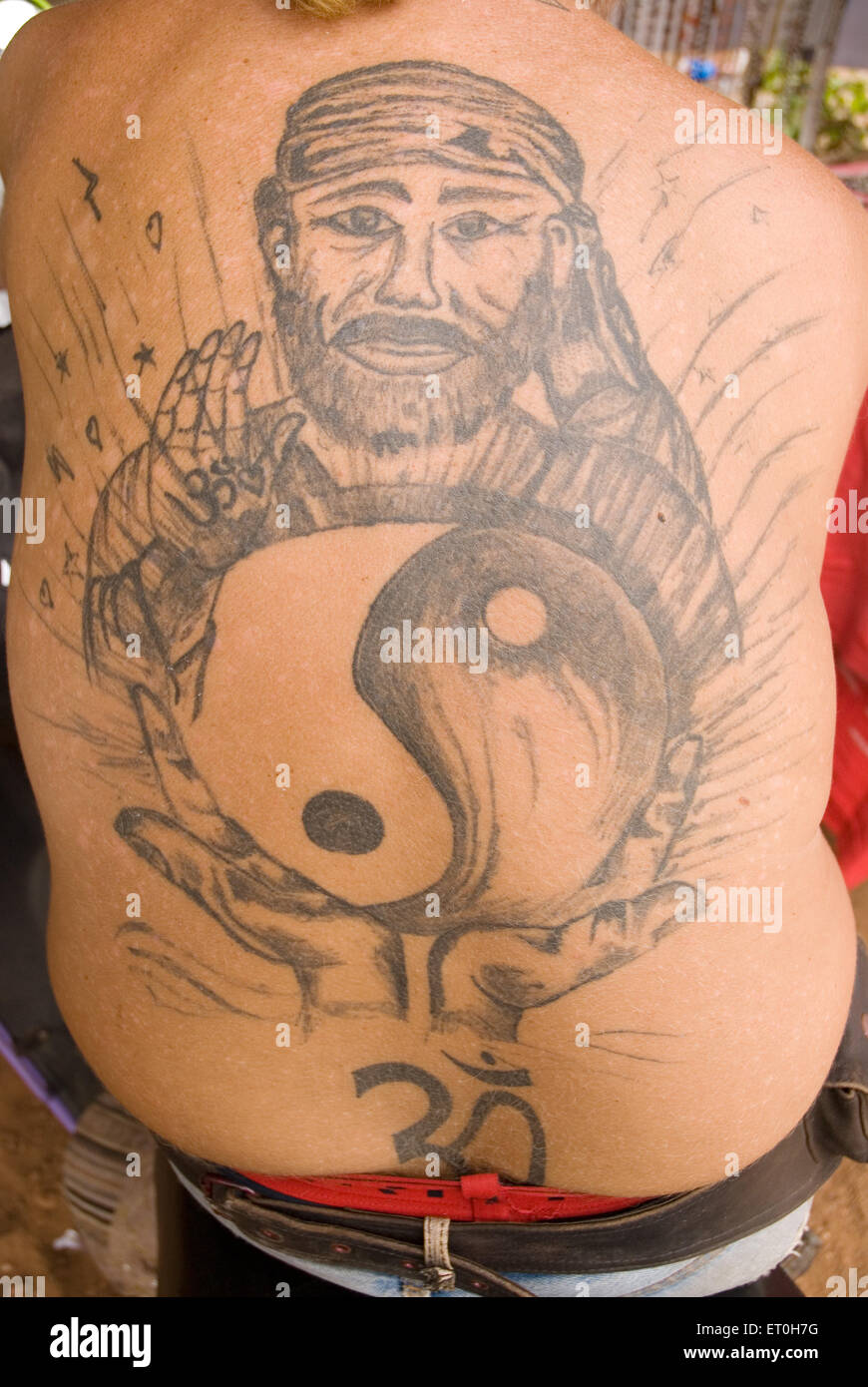 Tattoo von Saibaba auf Mannes Rücken; Mapusa; Goa; Indien Stockfoto