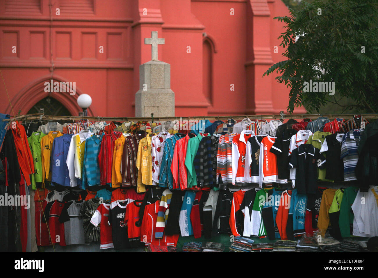 Hemden in verschiedenen Farben für Verkauf auf am Straßenrand Stall in Ranchi Stadt Hauptstadt von Jharkhand Indien gefüttert Stockfoto
