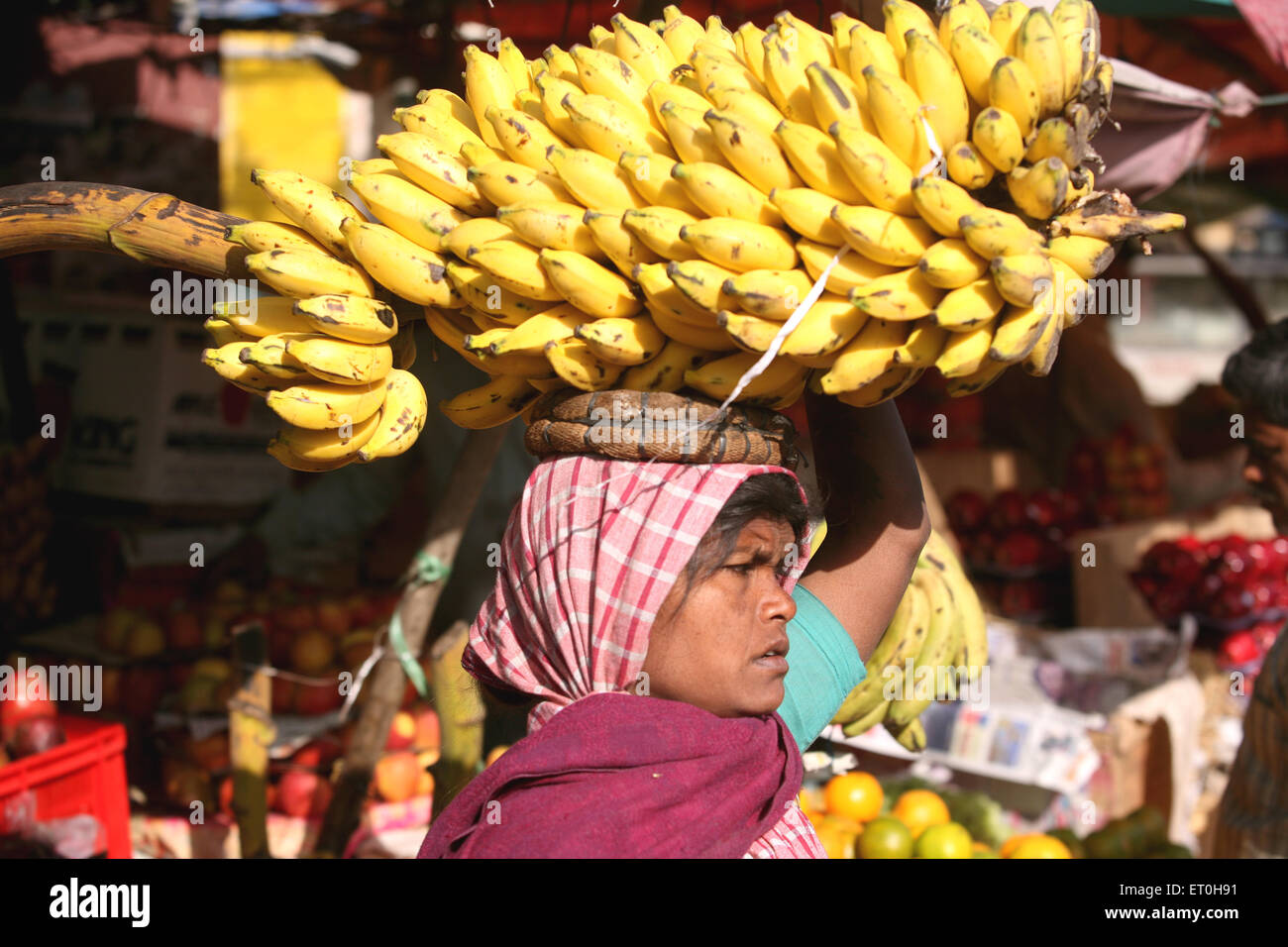Eine Frau mit Bananenstrauß auf dem Kopf, Ranchi, Jharkhand, Indien, Indianerleben Stockfoto