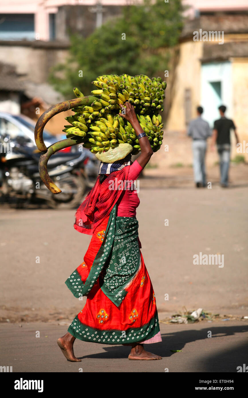 Frau trägt Bananenbananen Haufen auf dem Kopf in Ranchi Stadt Hauptstadt von Jharkhand Indien Asien Indische Obst Händler Händler Händler Händler barfuß Asian Stockfoto