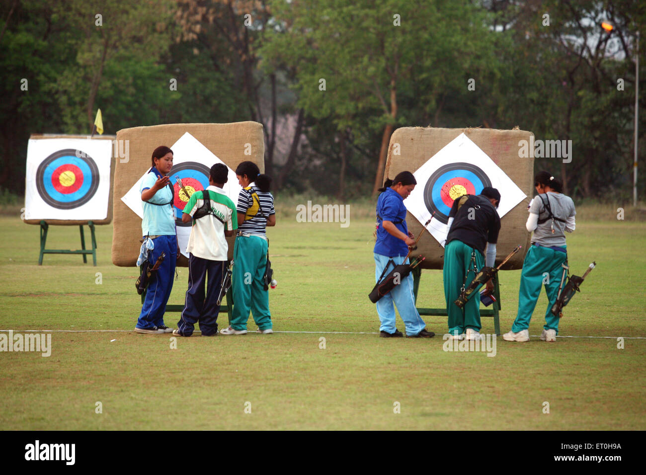 Bogenschießen-Schüler lernen, Tata Bogenschießen-Akademie, JRD Tata Sports Complex, Jamshedpur, Tata Nagar, Tatanagar, Jharkhand, Indien Stockfoto