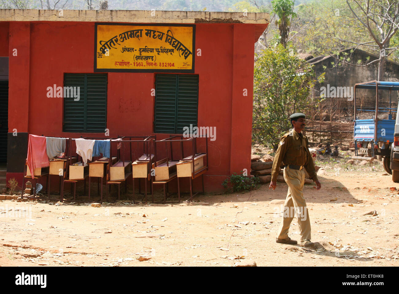 Das Schulgebäude wurde von den CRPF-Jawanen der Central Reserve Police Force im Wald von Jharkhand, Indien, Asien, eingerichtet Stockfoto