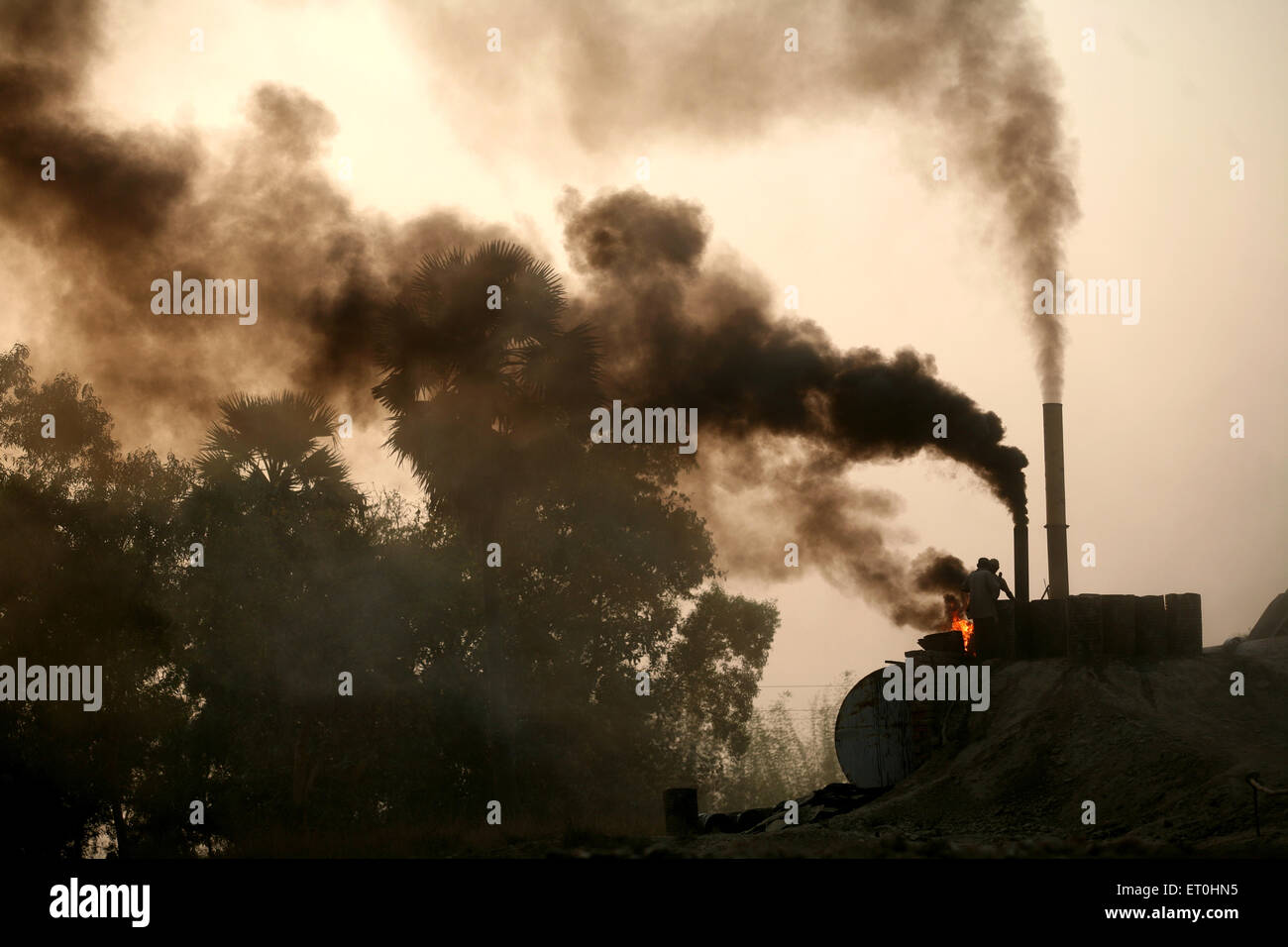 Rauch aus dem Schornstein der Teerfabrik in Jharkhand, Indien, Asien Stockfoto