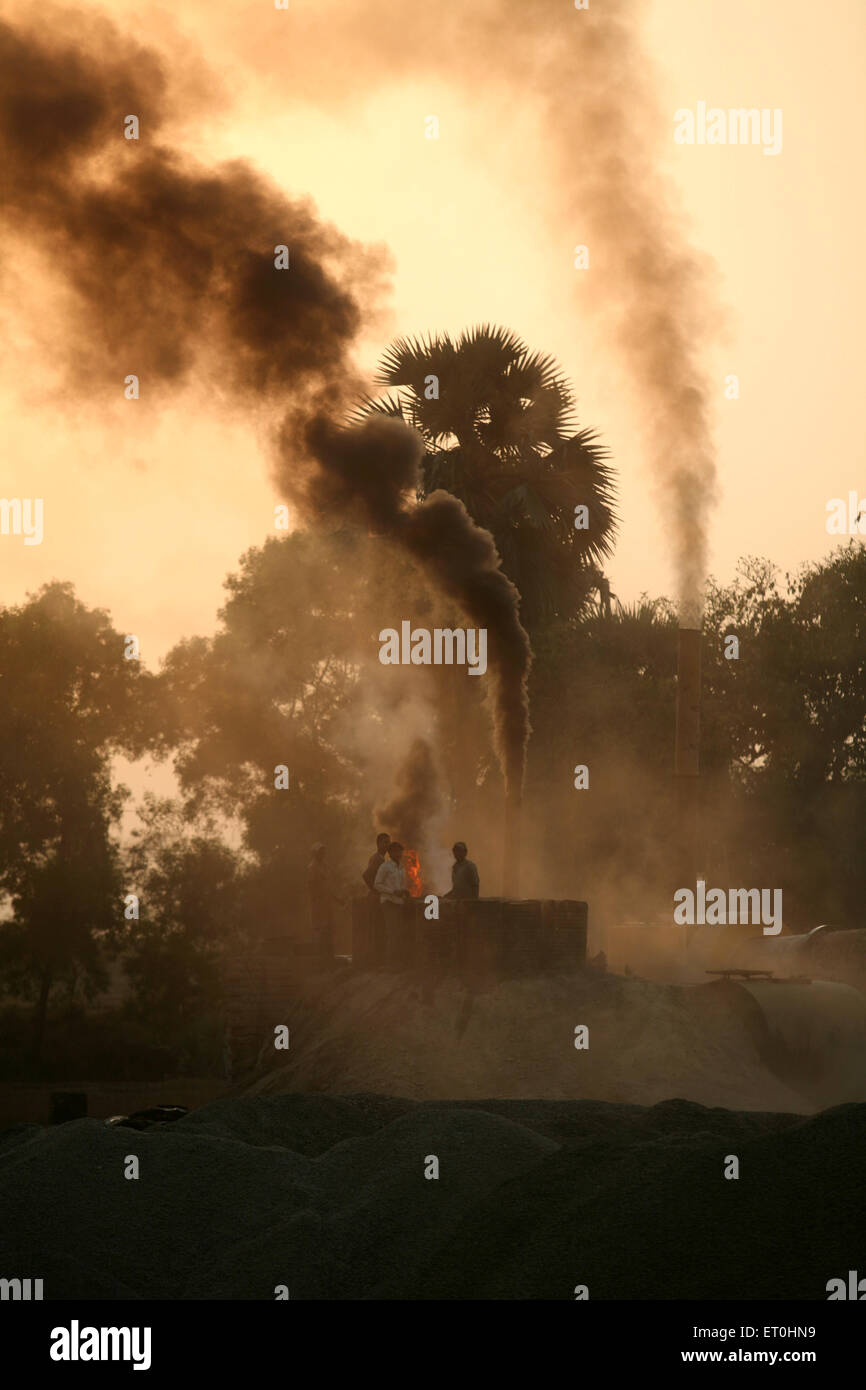 Teerfabrik schwarzer Rauch, Jamshedpur, Jharkhand, Indien, Indianerleben Stockfoto