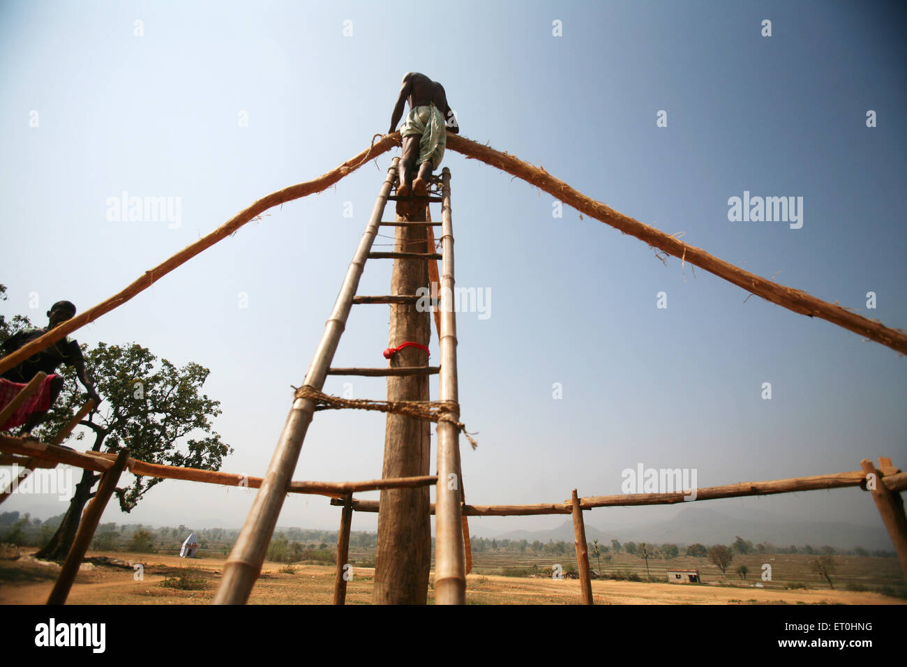 Männer, die Holzhäuser bauen, Jharkhand, Indien, indische Architektur Stockfoto