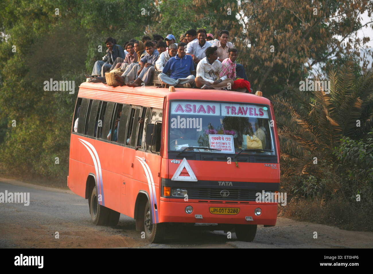 Leute sitzen auf dem Dach des Busses, Ranchi, Jharkhand, Indien, Indianer Transport Stockfoto