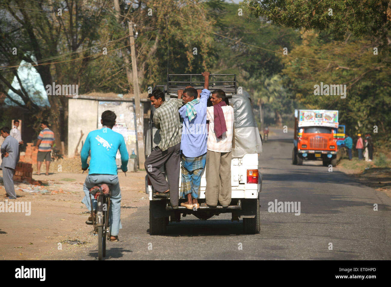 Passagiere, die auf die Rückseite des Jeep verwendet Nahverkehrssystem in Jharkhand stehen; Indien Stockfoto