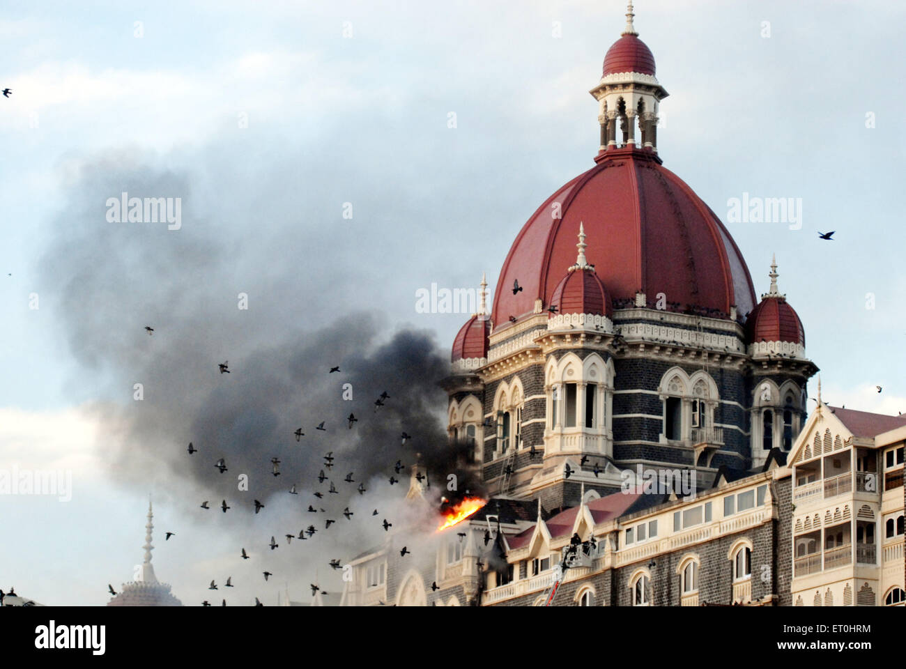 Taj Mahal Hotel brennen, nachdem es von Deccan Mudschaheddin Terroristen in Bombay Mumbai Süden angegriffen wurde; Maharashtra Stockfoto
