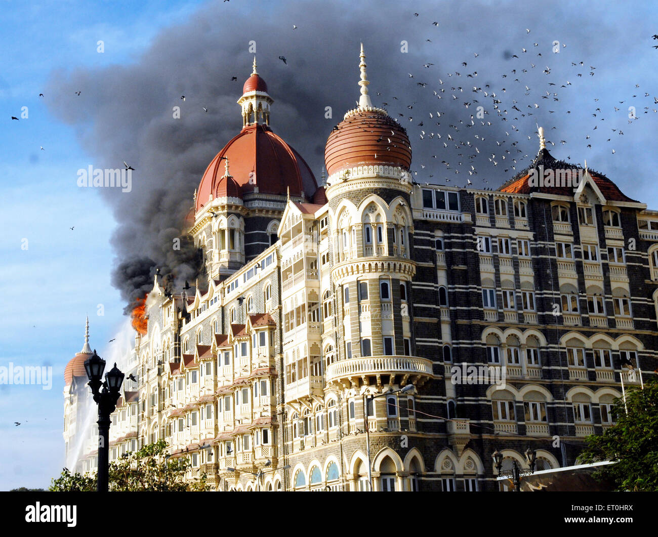 Taj Mahal Hotel brennen, nachdem es von Deccan Mudschaheddin Terroristen angegriffen wurde; Bombay-Mumbai Stockfoto