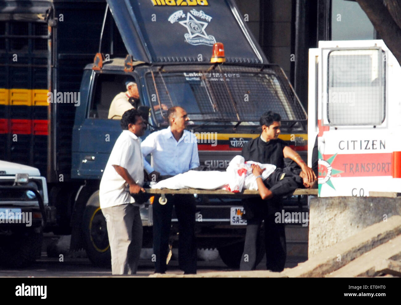 Verletzten Touristen auf Bahre nach Deccan Mudschaheddin-Terror-Anschlag in Krankenwagen vor alten Taj Mahal Hotel genommen; Mumbai Stockfoto