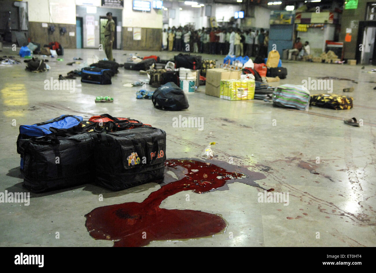 Linken Gepäck und Blut Flecken der Terror-Anschlag von Deccan Mudschaheddin Terroristen am CST Bahnhof; Mumbai Stockfoto