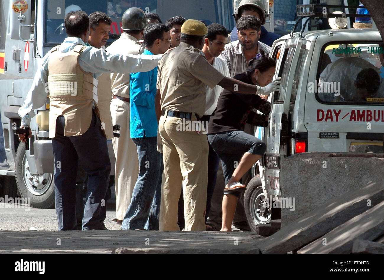 Touristen als Krankenwagen vor Taj Mahal Hotel in der Nähe von Gateway of India während Deccan Mudschaheddin-Terror-Anschlag verletzt; Mumbai Stockfoto
