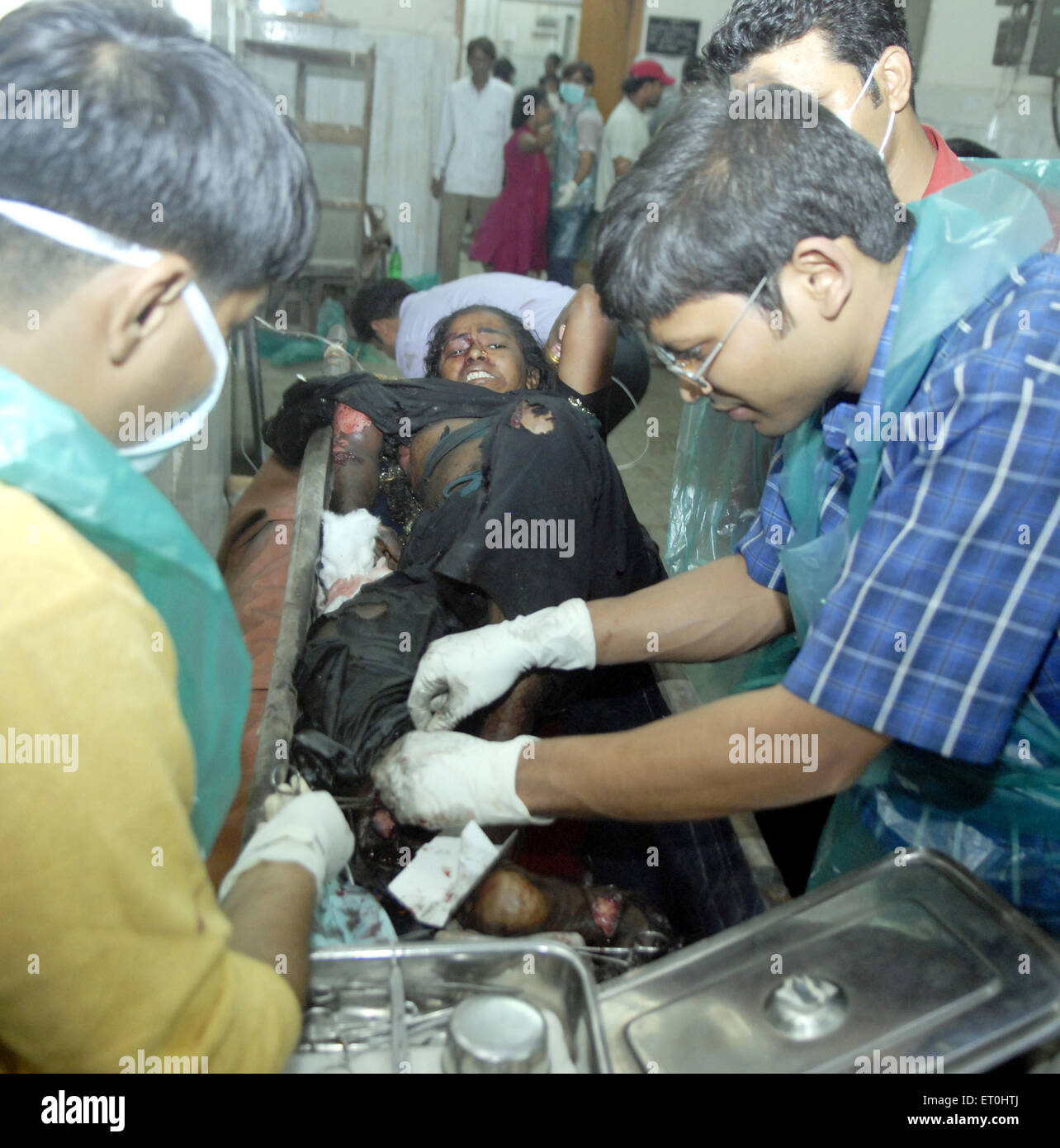 Ärzte geben erste Hilfe zur Person verletzt im Feuern von Deccan Mudschaheddin Terroranschlag in Bombay Mumbai Maharashtra, Indien Stockfoto