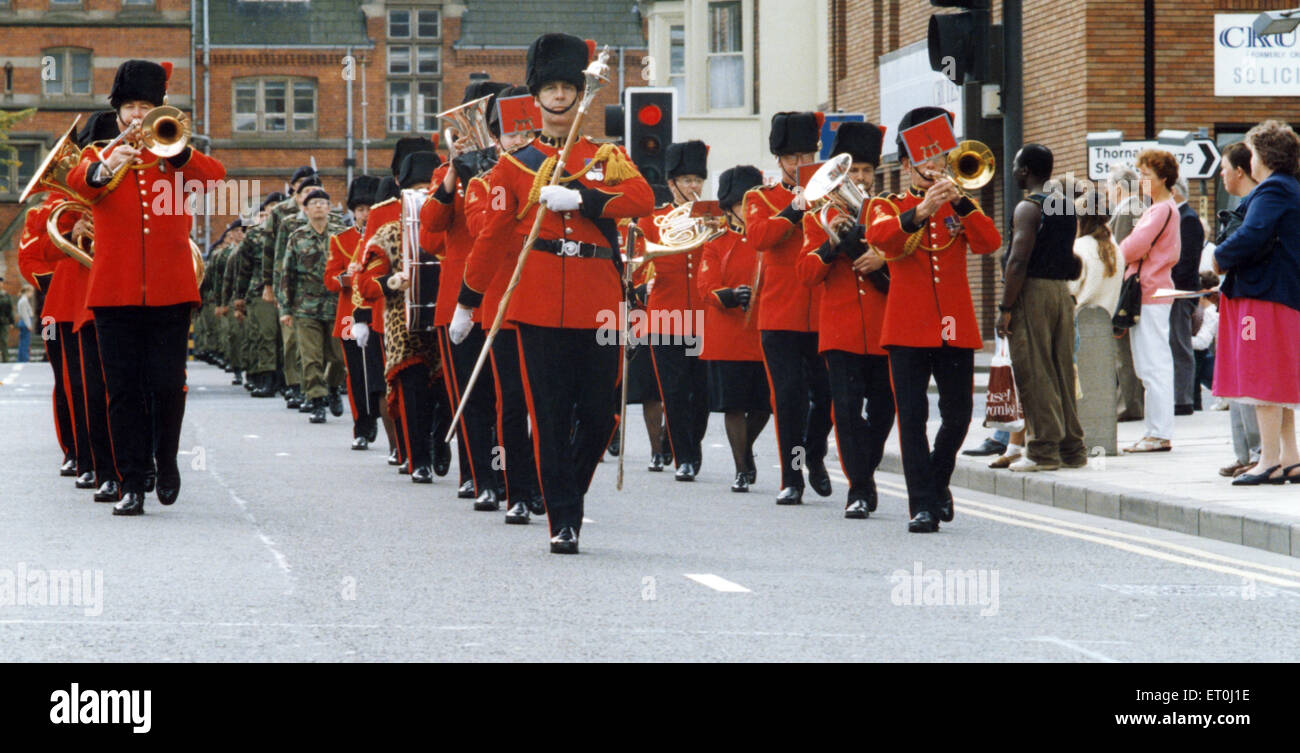 Die Band führt der Weg als der 34. Signal Regiment Paraden durch das Zentrum von Middlesbrough, die Freiheit vom Bürgermeister empfangen.  11. September 1993. Stockfoto