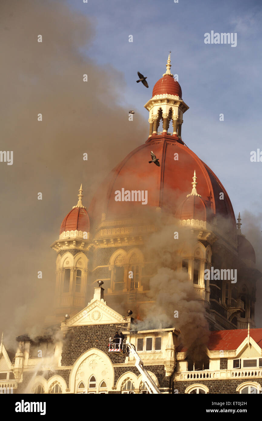 Rauch emittiert von Taj Mahal Hotel beim Terroranschlag von Deccan Mujahideen; Bombay-Mumbai Stockfoto