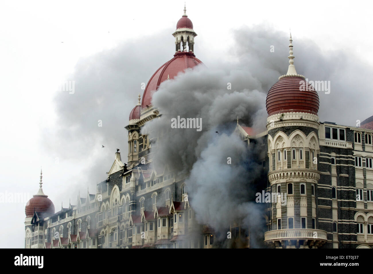 Rauch aus Feuer im Taj Mahal Hotel während 2008 Mumbai Angriffe; Bombay; Mumbai; Maharashtra; Indien Stockfoto