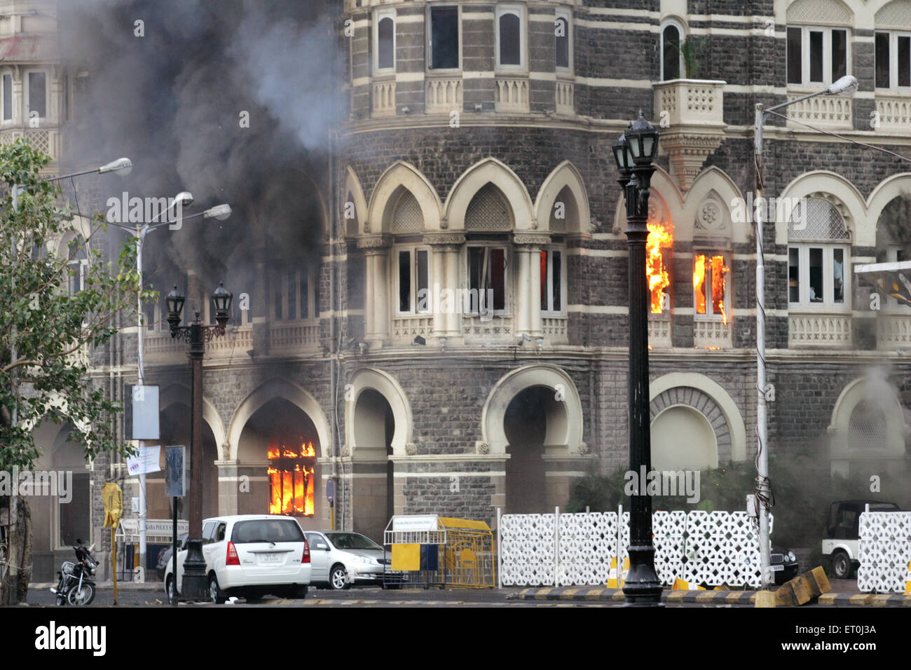 Rauch und Feuer strahlt vom Taj Mahal Hotel während Terroranschlag; Bombay Mumbai; Maharashtra; Indien 29. November 2008 Stockfoto