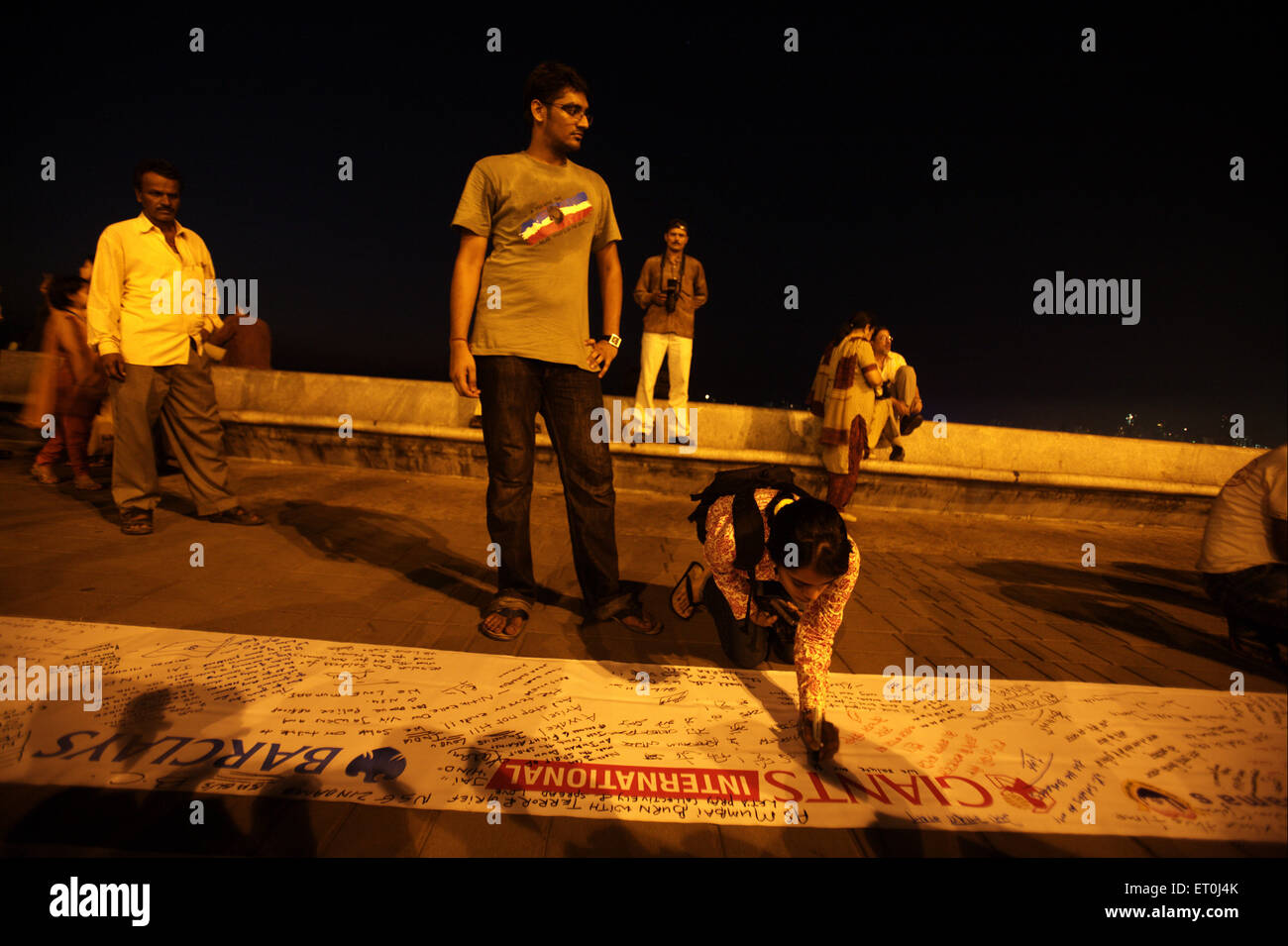 Mädchen schreiben Nachricht 200 Fuß Banner Trident Hotel Speicher Opfer getötet Terroranschlag 26. November 2008 in Bombay Stockfoto
