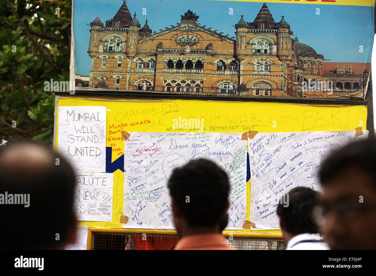 Zuschauer lesen Nachrichten Speicher Opfer getötet beim Terroranschlag Deccan Mudschaheddin 26. November 2008 in Bombay Stockfoto
