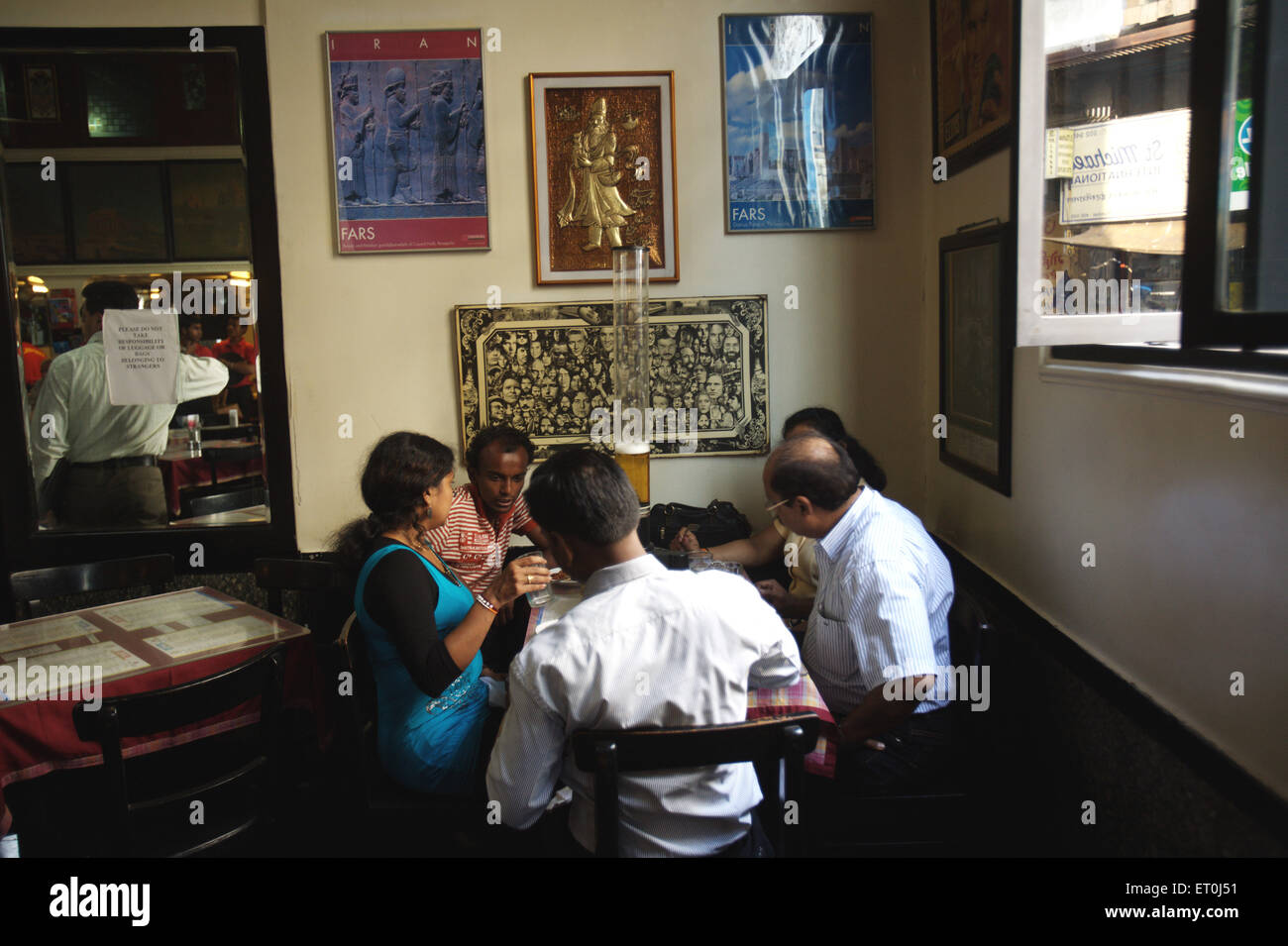Einheimische am Café Leopold nach Wiedereröffnung am 2. Dezember 2008 nach dem Terroranschlag von Deccan Mudschaheddin in Bombay Stockfoto