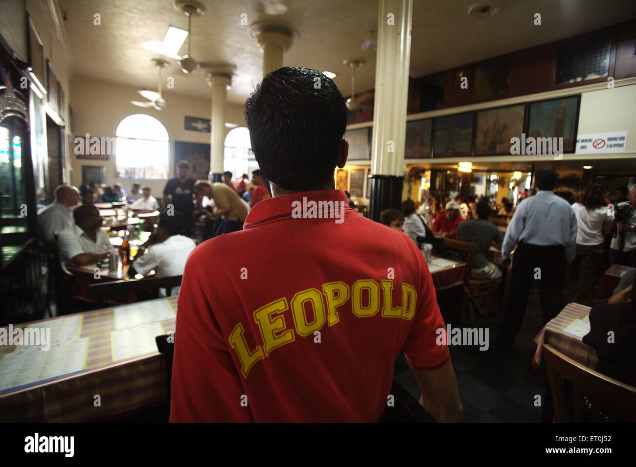 Szene von Leopold Café nach Wiedereröffnung am 2. Dezember 2008 nach dem Terroranschlag von Deccan Mudschaheddin in Bombay Stockfoto