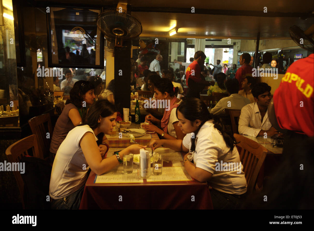 Szene von Leopold Café nach Wiedereröffnung am 2. Dezember 2008 nach dem Terroranschlag von Deccan Mudschaheddin in Bombay Mumbai Stockfoto