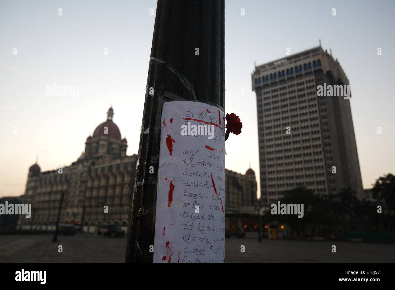 Kondolenzschreiben Nachricht geschrieben südindische Sprache rote rose Pol Gateway Opfer Terroranschlag am 26. November 2008 in Bombay Stockfoto