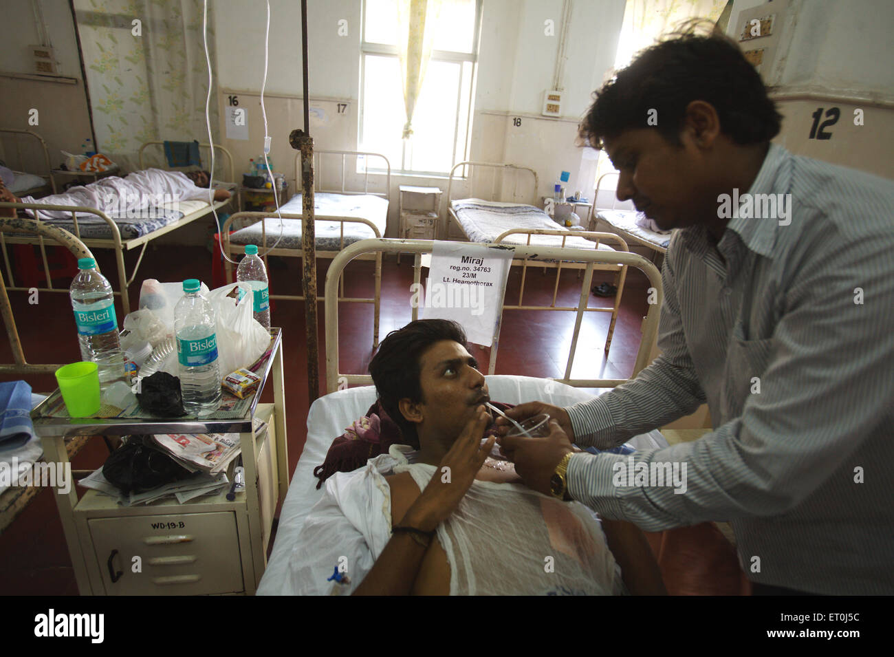 Miraj Opfer des Terroranschlags von Deccan Mudschaheddin am 26. November 2008 behandelt in j.j. Krankenhaus in Bombay Mumbai Stockfoto