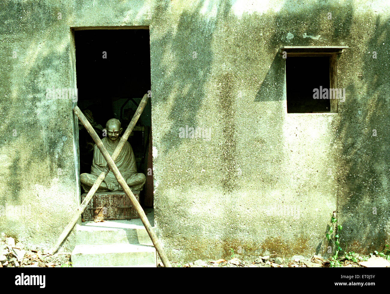 Mahatma Gandhi Statue hinter Barrikade, Film City, Bombay, Mumbai, Maharashtra, Indien, Asien Stockfoto