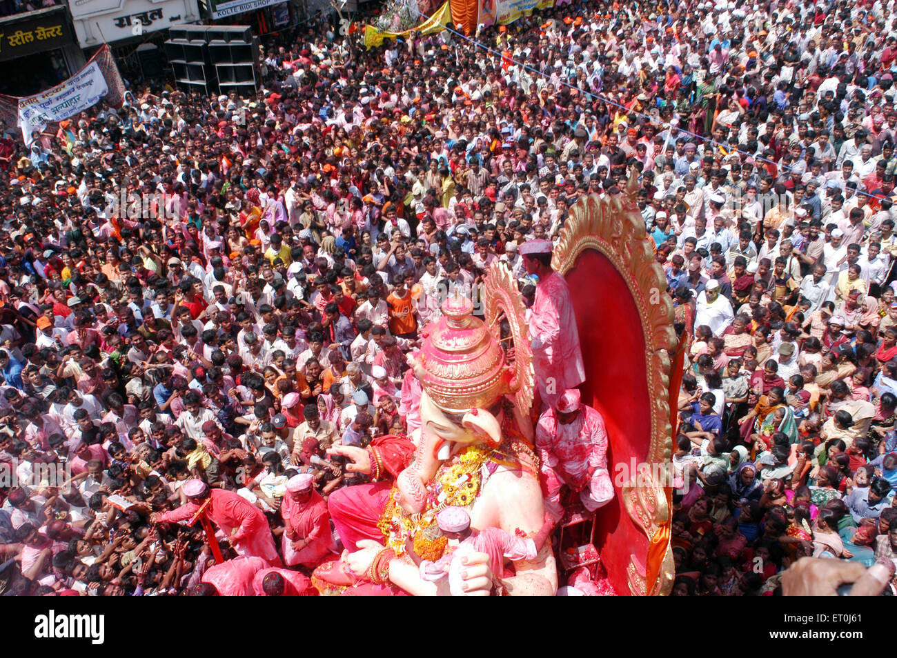 Prozession Zeremonie von Ganesh Ganapati Festival auf Ganesh Chaturthi in Bombay Mumbai; Maharashtra; Indien Stockfoto