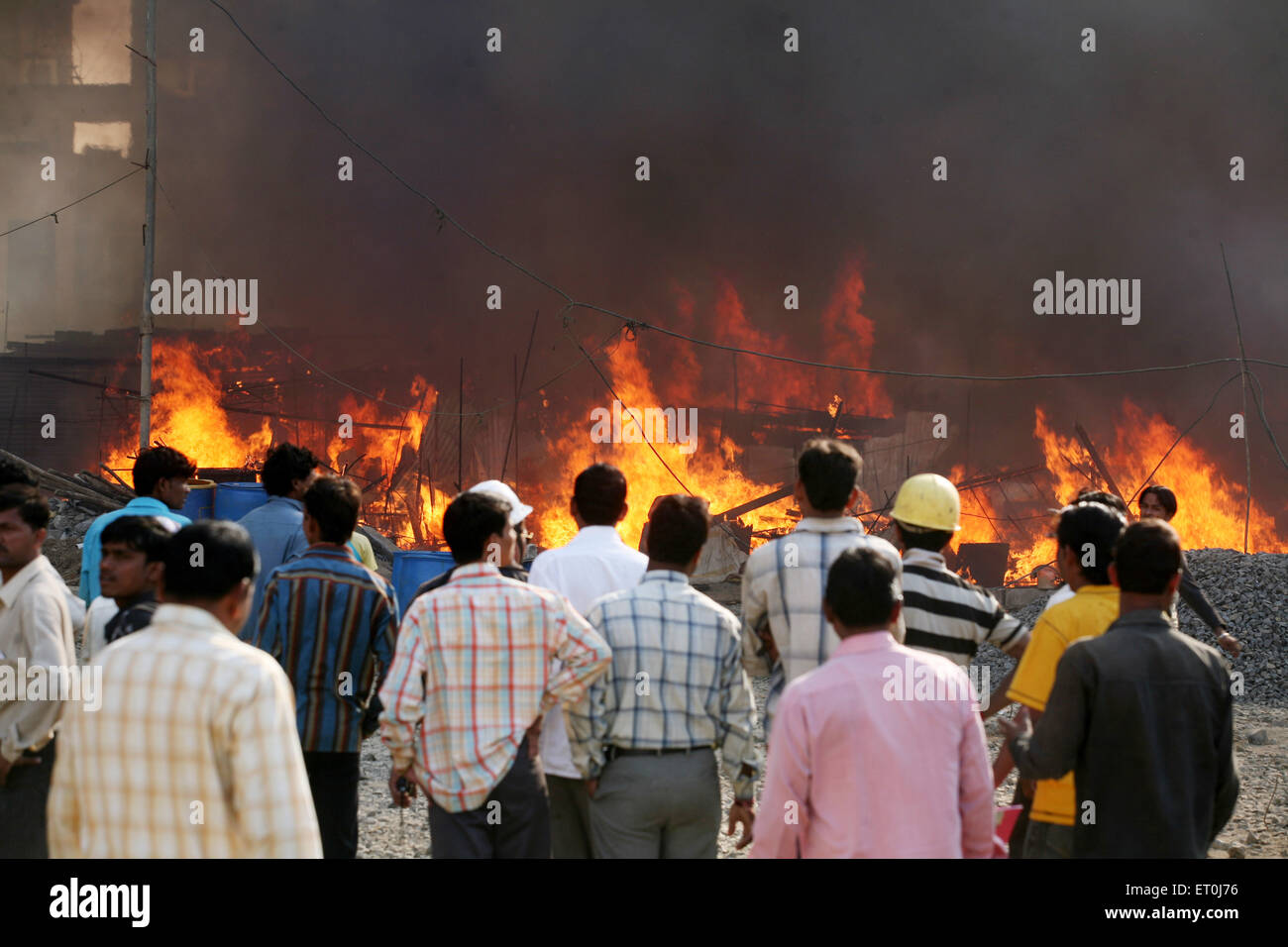 Blick auf das Feuer in der Mhada Kolonie in Versova Zuschauer; Andheri bei Bombay jetzt Mumbai; Maharashtra; Indien Stockfoto