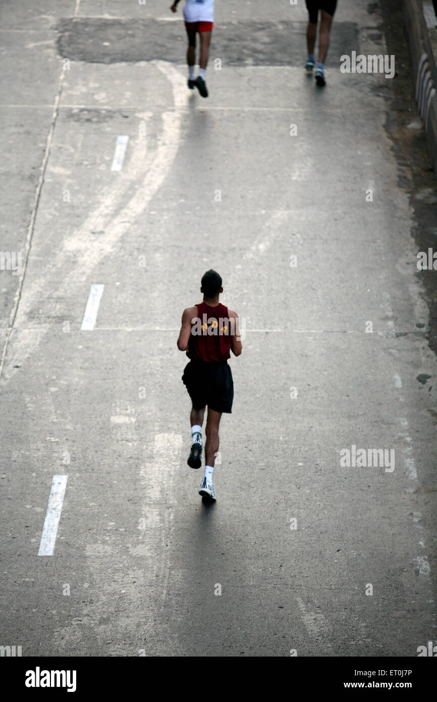 Teilnehmer laufen während des Mumbai-Marathons organisiert in Bombay jetzt Mumbai; Maharashtra; Indien Stockfoto