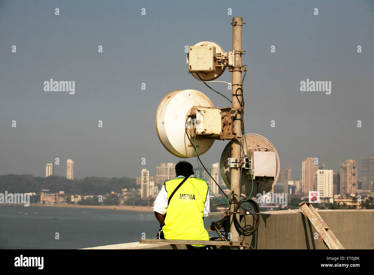 Ein Mittelpersonal sitzt auf der Spitze eines Gebäudes, fotografiert von Mumbai Marathonevent organisiert Mumbai Stockfoto