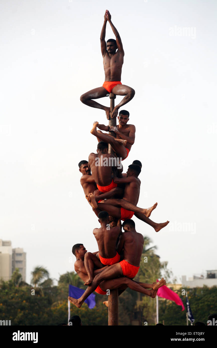 Polizisten Durchführung Malkhamb Gymnastik Maharashtra foundation Tag Shivaji Park Dadar Mumbai, Indien Stockfoto