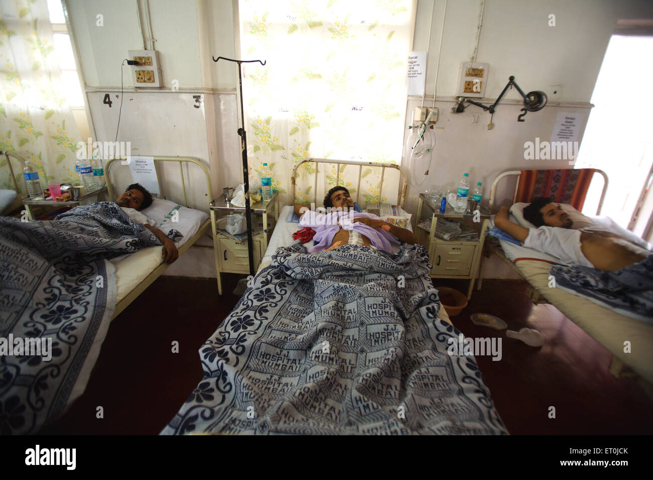 Opfer des Terroranschlags von Deccan Mudschaheddin am 26. November 2008 behandelt in j.j. Krankenhaus in Bombay Stockfoto