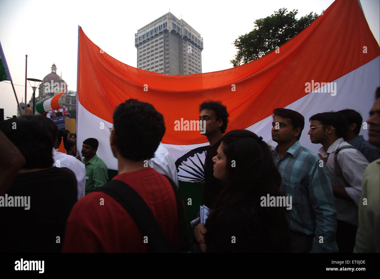 Tausende von Mumbaikars Teil in Massenprotest März am Gateway Terroranschlag Deccan Mudschaheddin am 26. November 2008 in Bombay Stockfoto