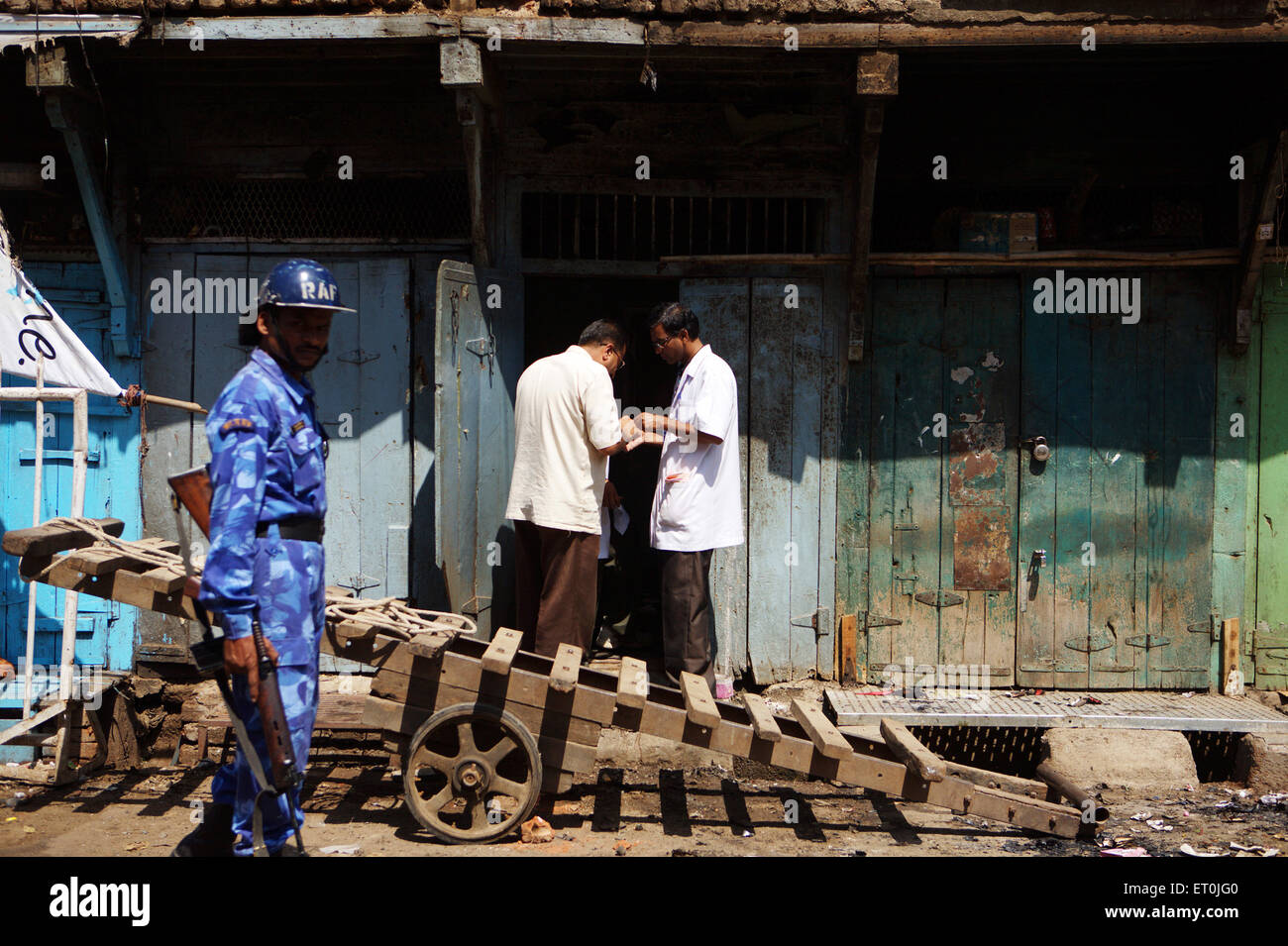 FallschirmjГ der schnelle Action Force halten Mahnwache am Bereich nach Bombenanschlag am 29. September 2008; Malegaon; Maharashtra; Indien Stockfoto